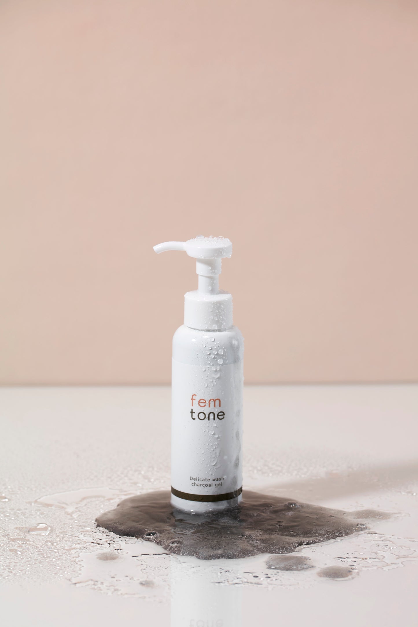 femtone デリケートウォッシュ チャコールジェル［無香料］150mL
